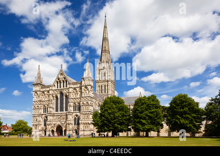 La cathédrale de Salisbury, Wiltshire, Angleterre, Royaume-Uni Banque D'Images