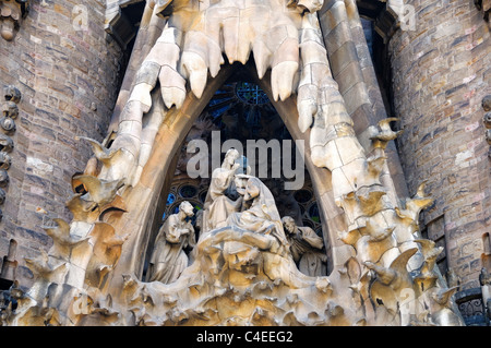 Sur scène au-dessus de l'entrée à la façade de la Nativité de la Sagrada Familia (église de la Sainte Famille), Barcelone, Espagne. Banque D'Images