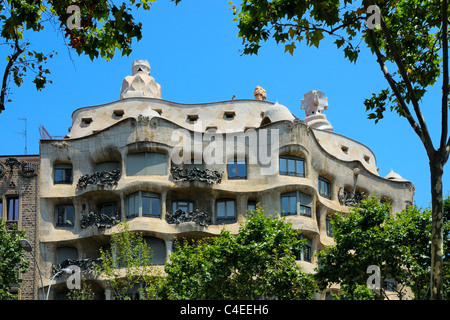 La célèbre Casa Mila, construire en 1910 par l'architecte Antoni Gaudi, situé sur le Passeig de Gracia, Barcelone, Espagne. Banque D'Images