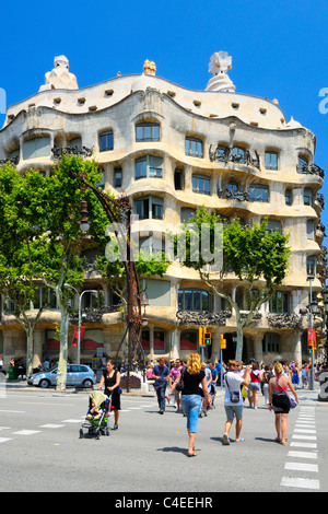 La célèbre Casa Mila, construire en 1910 par l'architecte Antoni Gaudi, situé sur le Passeig de Gracia, Barcelone, Espagne. Banque D'Images