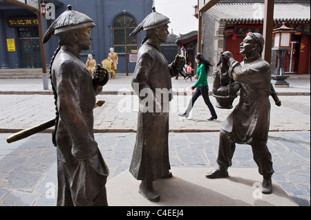 Taille de la vie en chiffres bronze dan ge'er square, représentant des scènes de son ancienne vie. Le Qinghai, Chine Banque D'Images