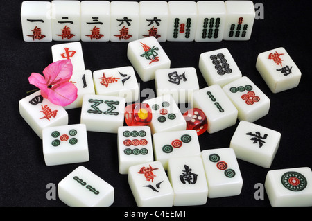 Mahjong tiles avec dés Banque D'Images