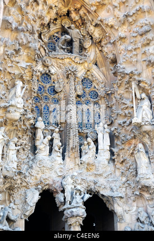 Sur scène au-dessus de l'entrée à la façade de la Nativité de la Sagrada Familia (église de la Sainte Famille), Barcelone, Espagne. Banque D'Images