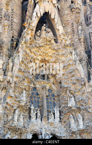 Sur scène au-dessus de l'entrée à la façade de la Nativité de la Sagrada Familia (église de la Sainte Famille), Barcelone, Espagne. Banque D'Images