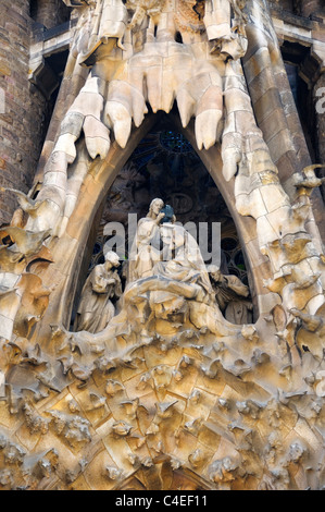 Sur scène au-dessus de l'entrée à la façade de la Nativité de la Sagrada Familia (église de la Sainte Famille), Barcelone, Espagne. Banque D'Images