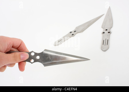 La tenue d'un contre-couteau et la démonstration de son utilisation comme une arme mortelle. Un couteau a une lame tranchante habituellement faits d'acier inoxydable. Banque D'Images