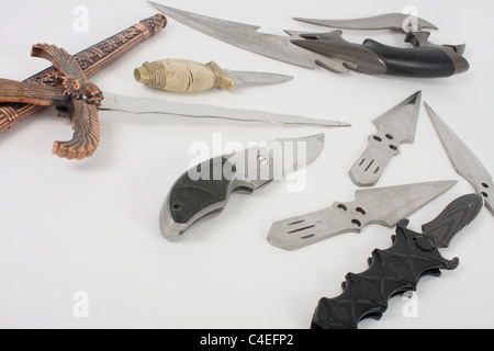 La tenue d'un contre-couteau et la démonstration de son utilisation comme une arme mortelle. Un couteau a une lame tranchante habituellement faits d'acier inoxydable. Banque D'Images