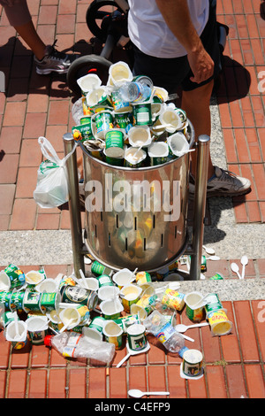 Pots de yaourt en plastique dans le bac de litière après dégustation gratuite dans la rue en Espagne Banque D'Images