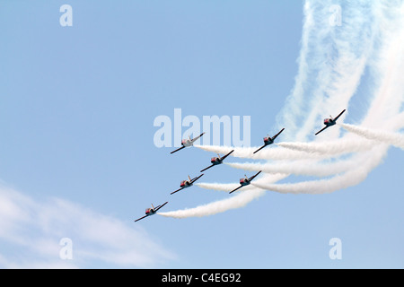 Une équipe de sept avions avec la fumée blanche sur un air show Banque D'Images