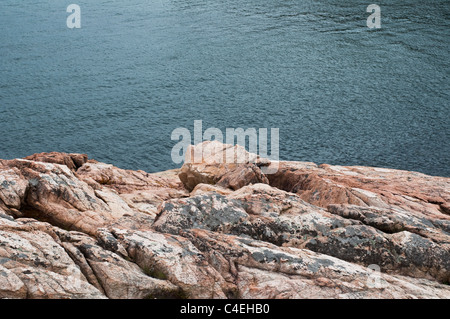 De Granit Rose, au bord de l'eau dans l'Acadia National Park sur Mount Desert Island, dans le Maine, USA. Banque D'Images