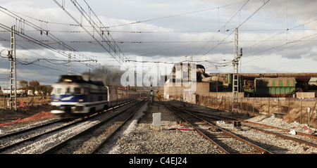 Talgo train en mouvement Madrid Espagne Banque D'Images