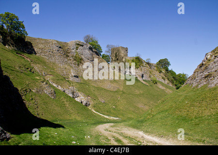 Construit dans la falaise cette tour semble assez impressionnant et à l'abri des attaques Banque D'Images