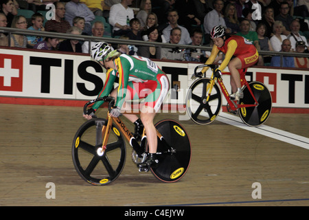 Olga Panarina BLR Guo Shuang CHN sprint femmes UCI de demi-finale de la Coupe du Monde de Cyclisme sur Piste Vélodrome de Manchester Banque D'Images