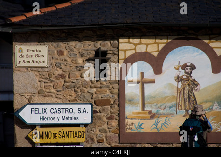 Un pèlerin prend des photos d'un Saint James peinture dans une chapelle dans le chemin qui mène à Santiago de Compostela, Espagne. Banque D'Images