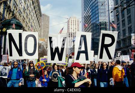 La guerre contre les manifestants mars avec aucun signe de guerre géant sur Market street à San Francisco Banque D'Images