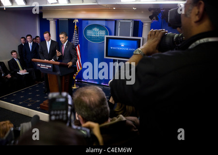 Le président Barack Obama fait ses adieux au Secrétaire de presse de la Maison Blanche Robert Gibbs. Banque D'Images