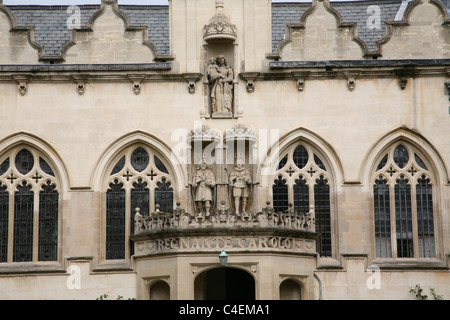 L'Oriel College de l'Université d'Oxford premier quadruple portique Statues ci-dessus Banque D'Images