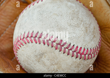 Un vieux portés dans un gant de baseball baseball Banque D'Images