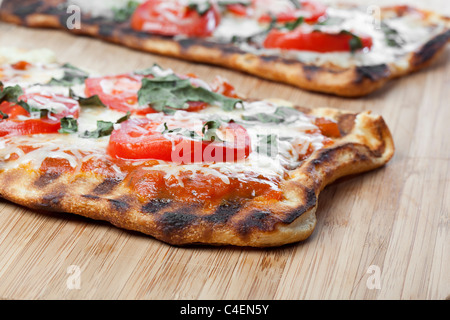 Pizza margarita maison avec tomates, fromage, et basilic Banque D'Images