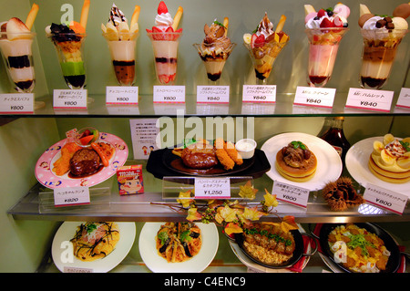 Affichage des modèles d'aliments en plastique dans la fenêtre de restaurant dans le quartier de Ginza, Tokyo, Japon Banque D'Images