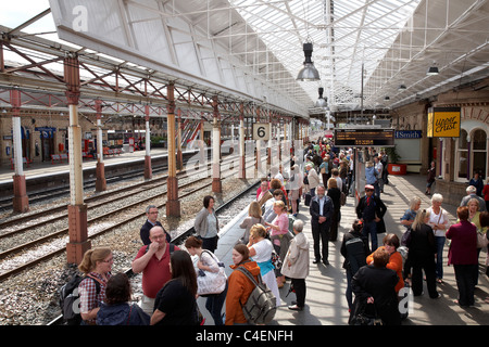 En attendant le train à la gare de Crewe dans le Cheshire UK Banque D'Images