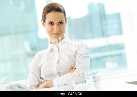 Photo de jolie businesswoman looking at camera Banque D'Images