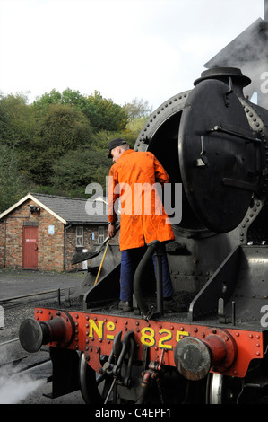 Débarrasser des cendres de l'smokebox, Grosmont loco de l'habitacle, North York Moors Railway, England, UK Banque D'Images