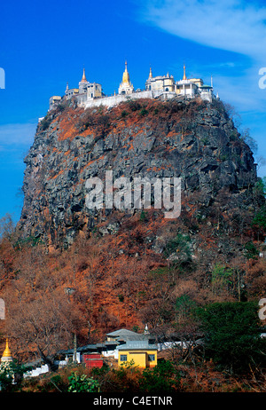 Mont Popa monastère bouddhiste, Centre du Myanmar, Birmanie. Banque D'Images