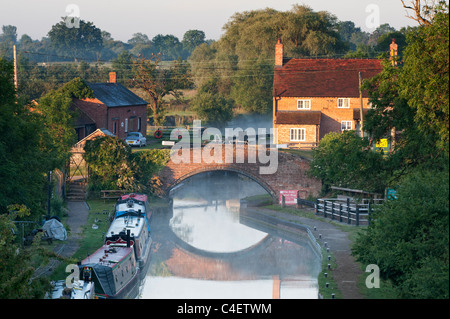 Napton on the Hill. Canal d'Oxford au lever du soleil. Le Warwickshire, Angleterre Banque D'Images