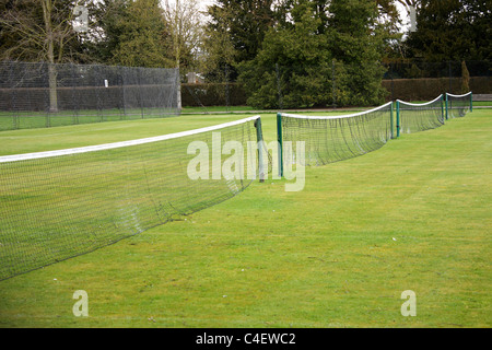 Un court de tennis avec quatre filets et des zones de jeu. Banque D'Images