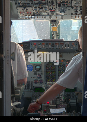 Les pilotes dans le cockpit de l'avion la préparation pour le décollage contrôle les instruments de vol Banque D'Images