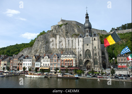 La cathédrale et la citadelle de Dinant sur la Meuse dans la province de Namur, Wallonie, Belgique. Banque D'Images