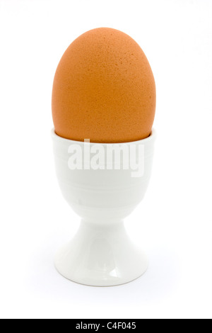 Oeuf dur en céramique blanche egg cup isolated over white Banque D'Images