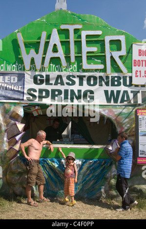 Blocage de l'eau festival de Glastonbury glastonbury vente de l'eau de source Banque D'Images