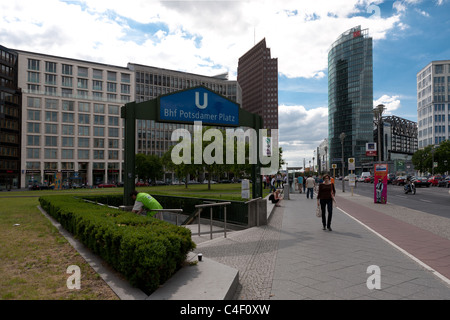 Vue sur la Potsdamer Platz à Berlin et sa station de métro et Kollhoff et DB tower Banque D'Images