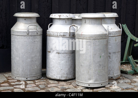 Lait traditionnel des bidons en attente de ramassage à un pays gare dans les années 40. Banque D'Images