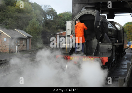 Débarrasser des cendres de l'smokebox, Grosmont loco de l'habitacle, North York Moors Railway, England, UK Banque D'Images