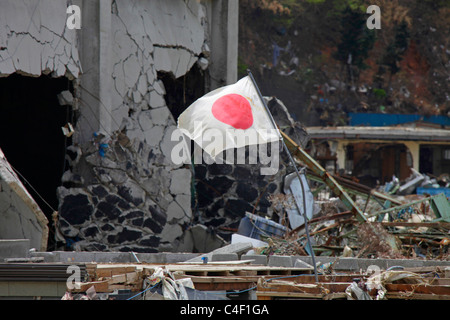 Drapeau national volant à Onagawa ville dévastée du Japon Miyagi Banque D'Images