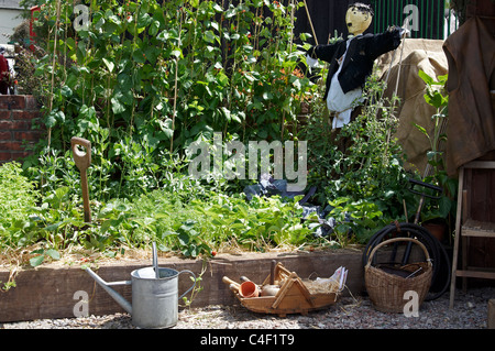 Reproduction d'une petite cuisine jardin de guerre à une gare dans le Hampshire démontrant Dig for Victory. Banque D'Images