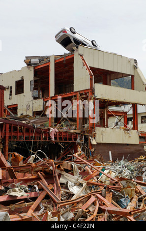 Une voiture à gauche en haut d'un immeuble après vague de tsunami Japon Miyagi ville Onagawa disparu Banque D'Images