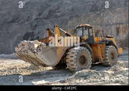 Les roches de la machine chargeur sur roues dans la mine de minerai de fer Banque D'Images