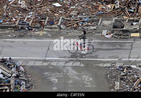 À vélo ville dévastée par le tsunami Ishinomaki Japon Miyagi Banque D'Images