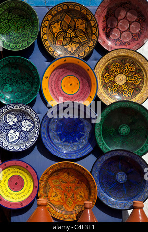 Plaques en céramique pour la vente, Essaouira, Maroc Banque D'Images