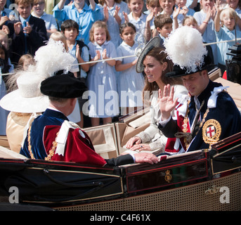 Le duc et la duchesse de Cambridge, wiving aux foules dans le château de Windsor, 2011 Journée Porte-jarretelles Banque D'Images