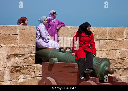 Jeunes femmes musulmanes au Fort (Skala), Essaouira, Maroc Banque D'Images