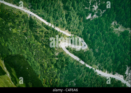 Route de montagne vue aérienne. En zigzag d'asphalte en vert forêt. Banque D'Images