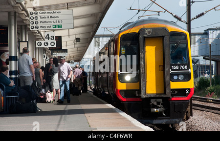 Le train de voyageurs en classe 158 East Midlands Trains livery en attente à la gare d'Angleterre. Banque D'Images