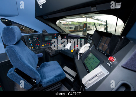 Vue de l'intérieur de la cabine du conducteur d'une classe dans le sud-est de 395 trains à grande vitesse javelin olympique. Banque D'Images