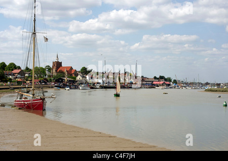 Bateaux sur la Blackwater avec les Essex ville de Malden derrière Banque D'Images