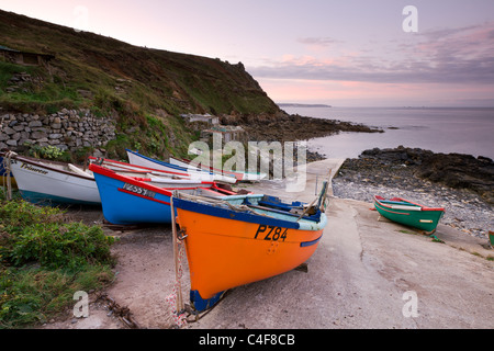 Les bateaux de pêche tiré par le halage au prêtre's Cove, Cape Cornwall près de St Just, Cornwall, Angleterre. L'automne (octobre) 2009. Banque D'Images